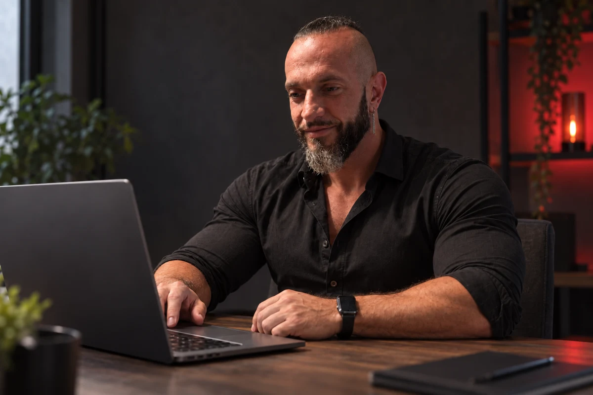 Carlos, fundador de Lobo Studio, trabajando frente a un portátil
